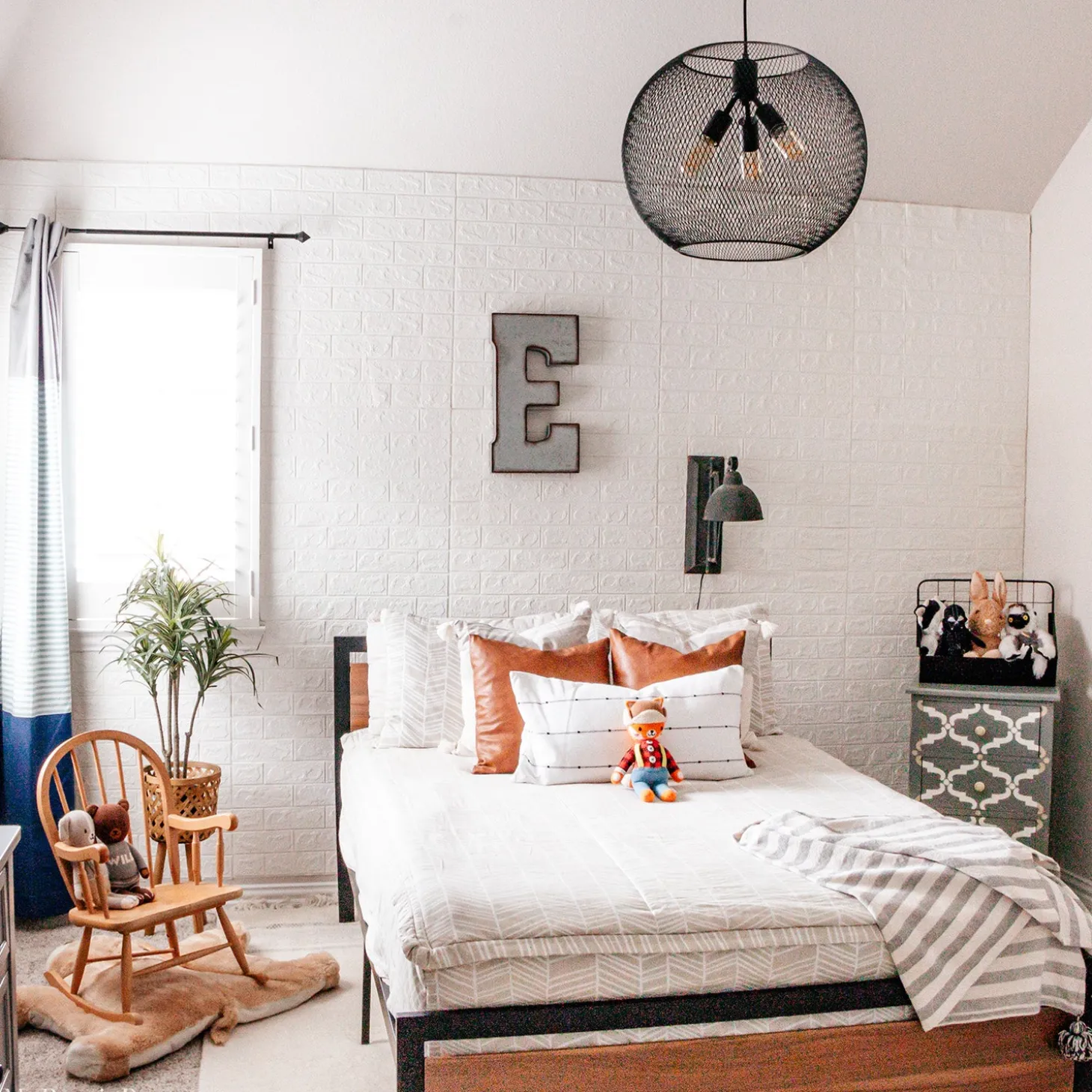 Bergen Globe Pendant, Matte Black