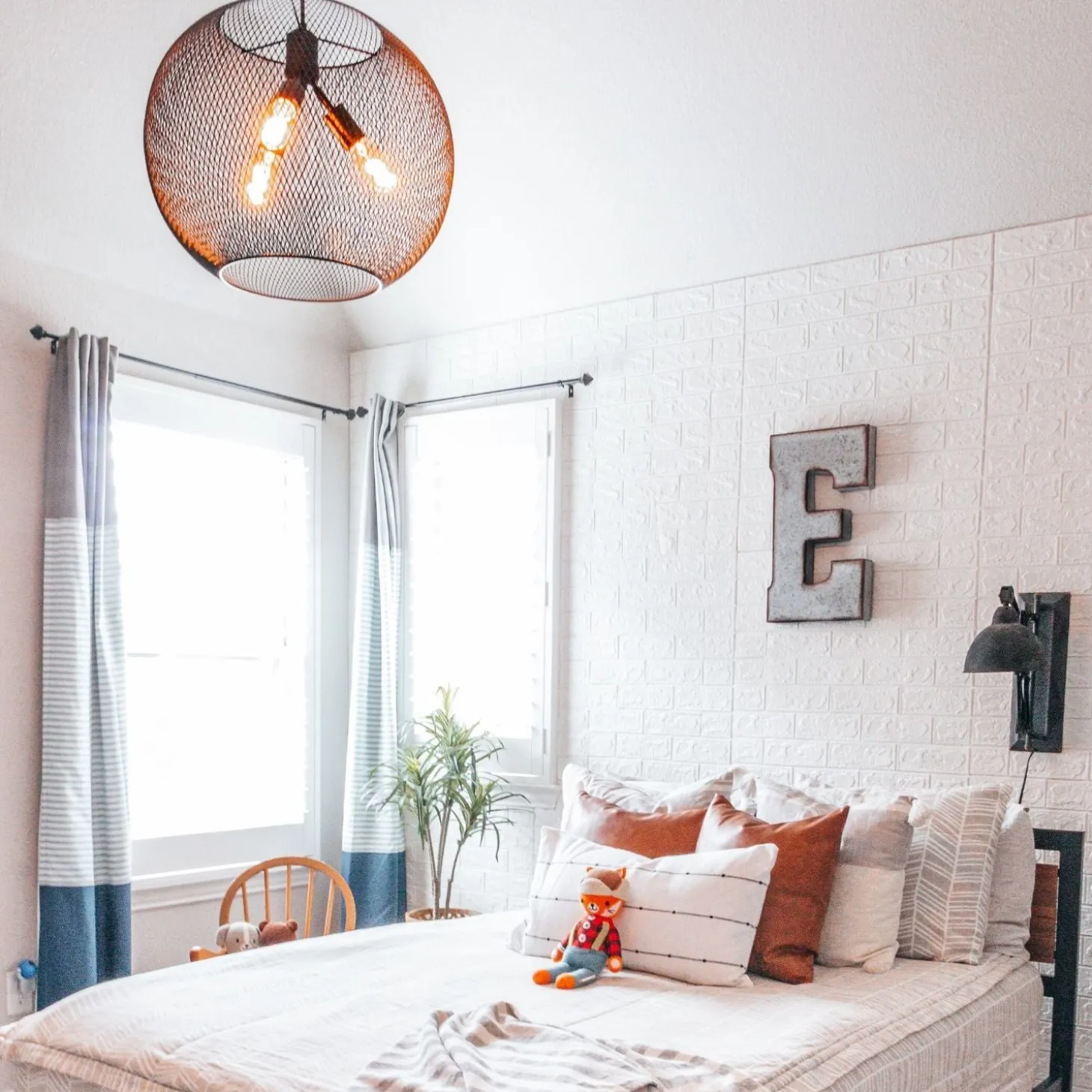 Bergen Globe Pendant, Matte Black