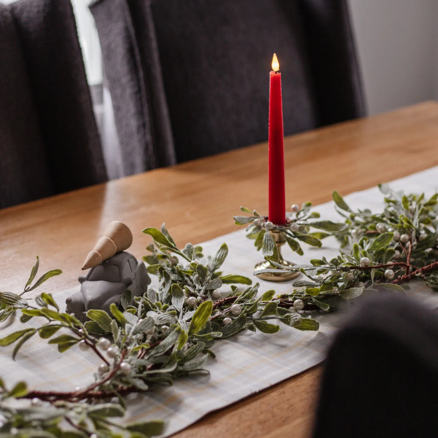 Frosted Mistletoe Garland with 100 LEDs